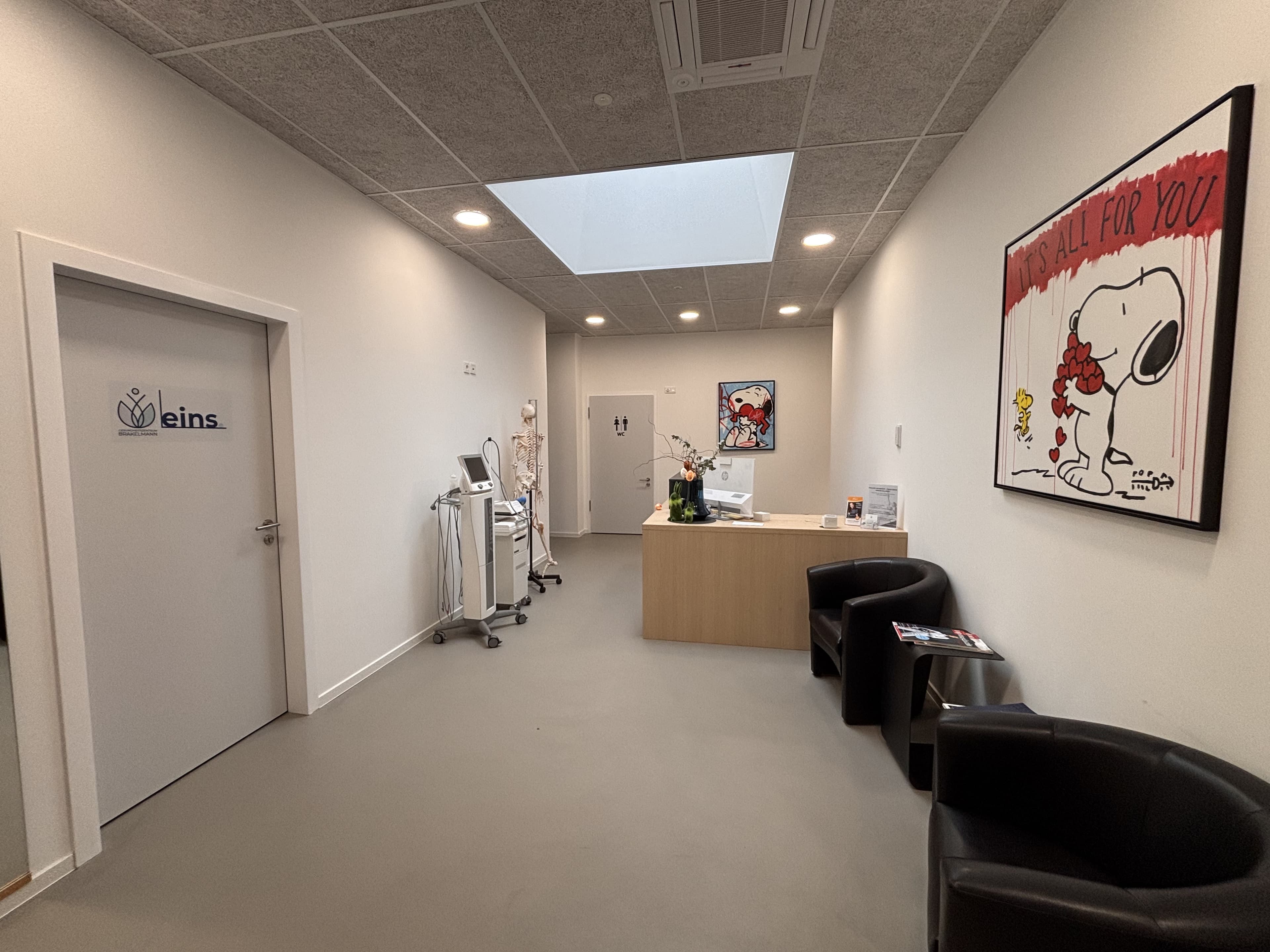 Empfangsbereich mit Wartelounge im Gesundheitszentrum Brakelmann