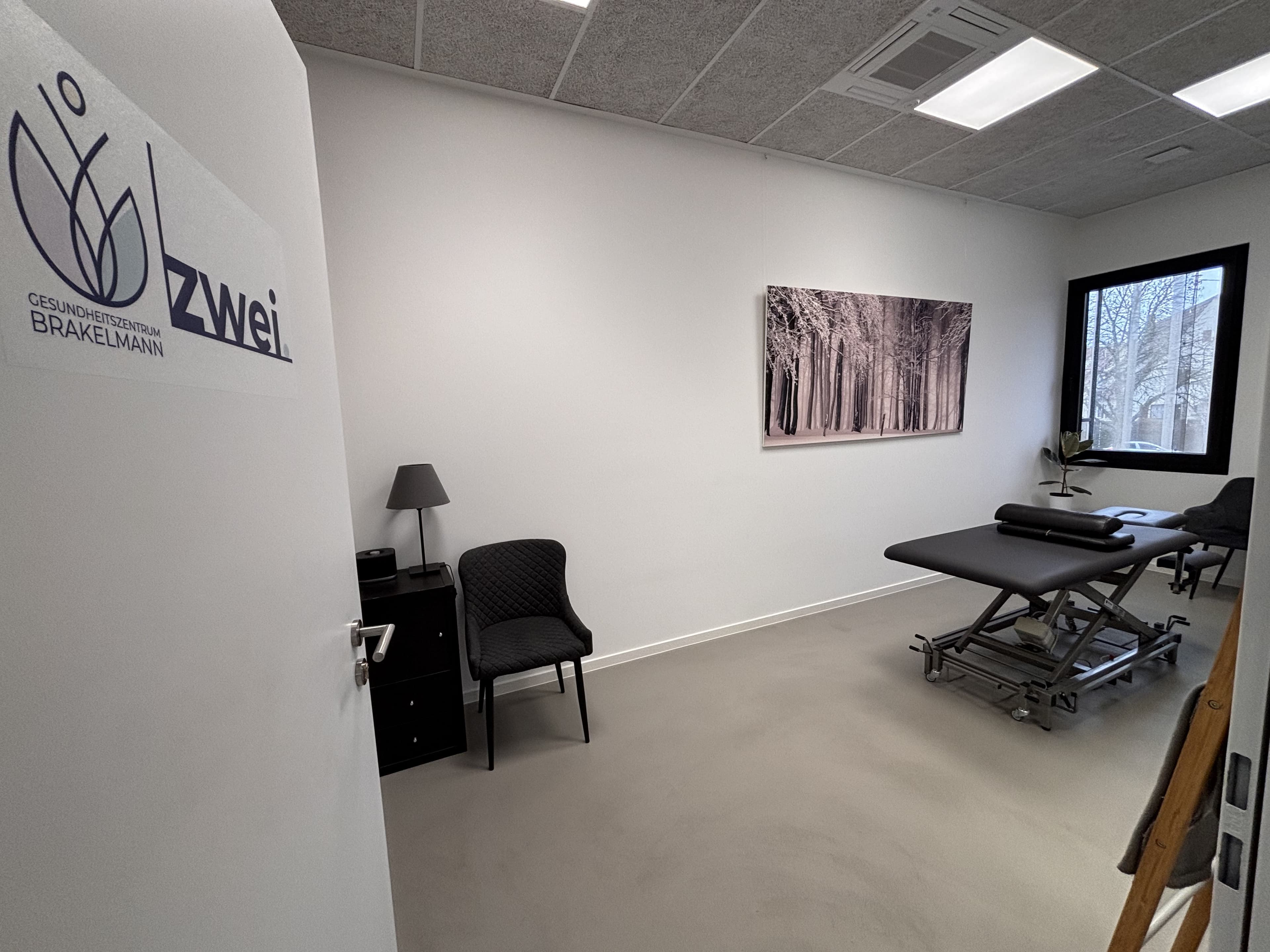 Behandlungsraum mit professioneller Therapieliege und ruhiger Atmosphäre